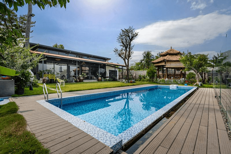 Khu vực hồ bơi kết hợp sân vườn thư giãn
