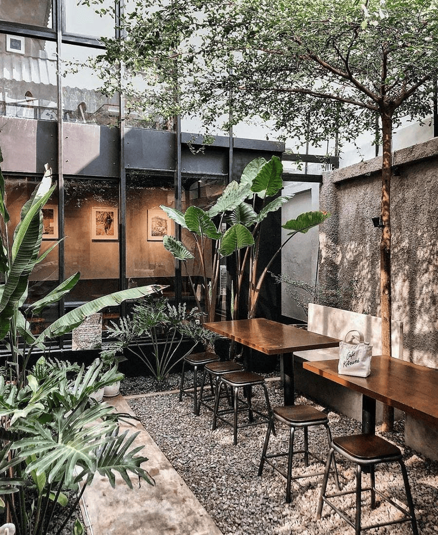 Không gian quán cafe sân vườn nhỏ hẹp
