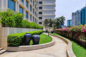 Cây xanh, thảm cỏ và vật liệu phù hợp