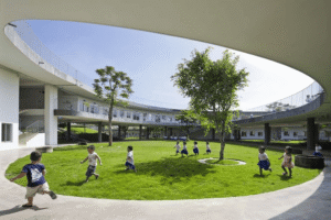Sân vườn trường học bố trí nhiều cây xanh