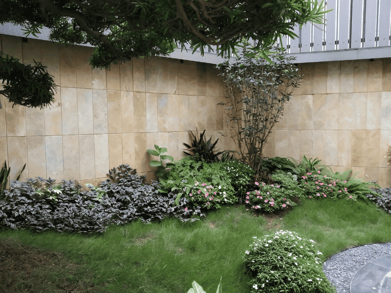 Góc thảm cỏ và cây xanh tầng thấp