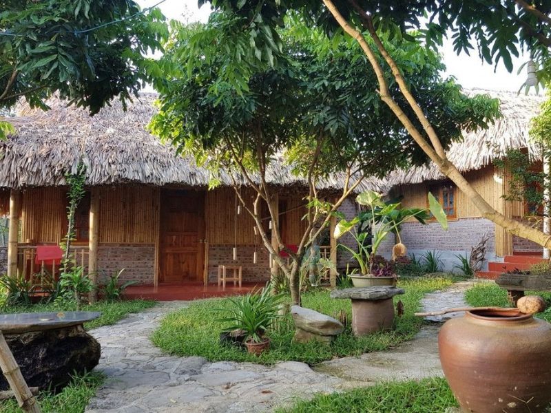 Sân vườn mái tranh tre nứa mang phong cách miền Trung