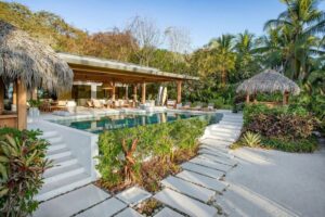 Sân vườn villa kết hợp bãi cát nhân tạo và nhà mái bằng hiện đại