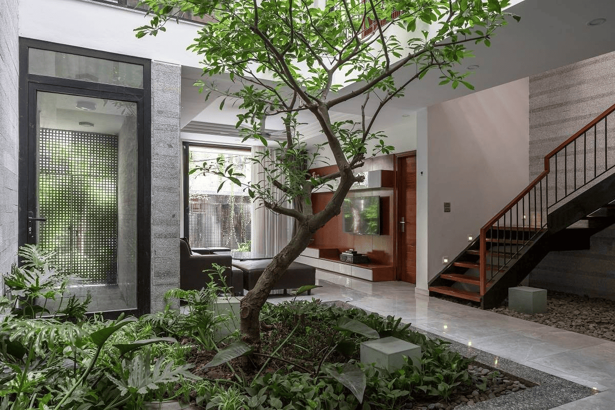 Tận dụng không gian giếng trời làm sân vườn
