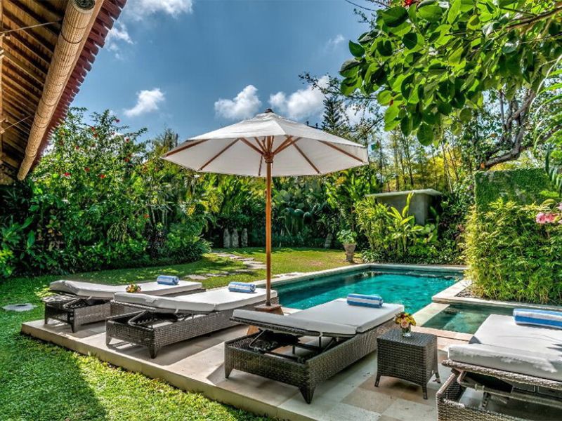 Vườn nghỉ dưỡng cạnh hồ bơi trong villa