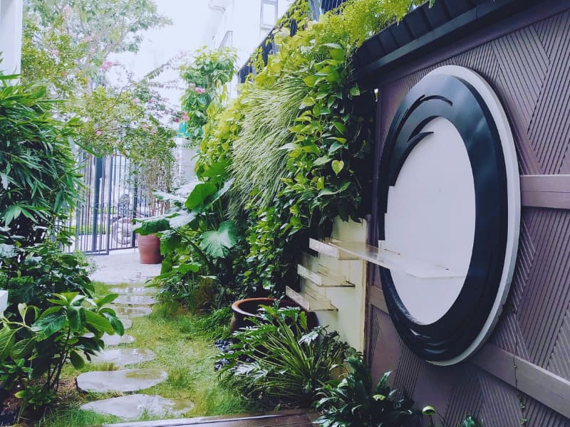 Thiết kế sân vườn biệt thự hiện đại nhiều cây xanh