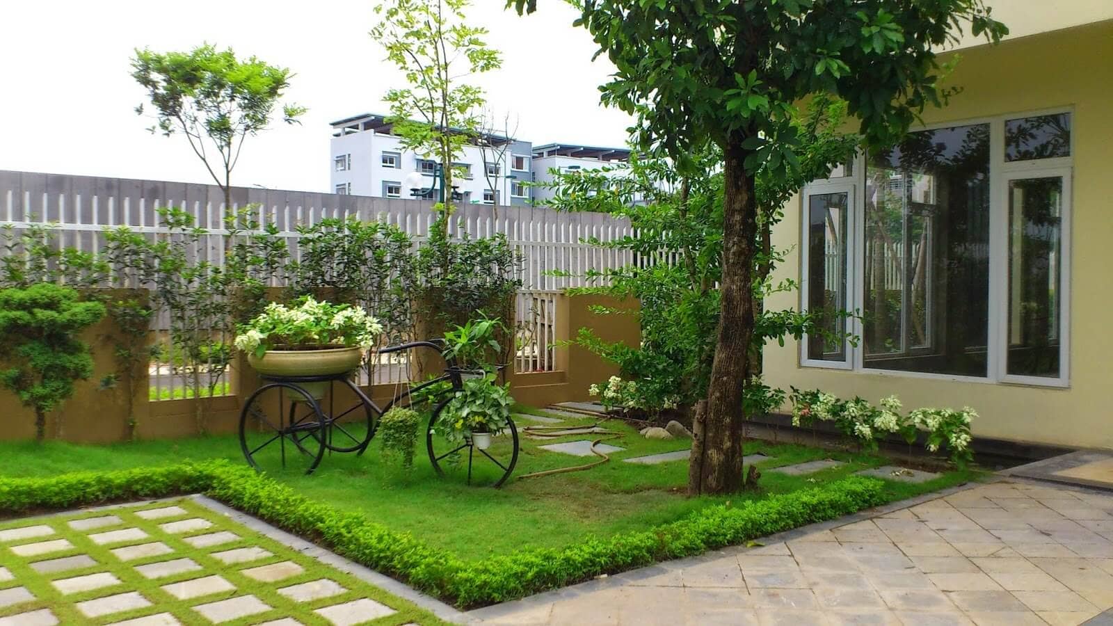 Mẫu tiểu cảnh xanh cho góc sân vườn chữ L