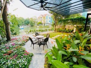 Vườn hoa ven hồ kết hợp không gian thưởng trà