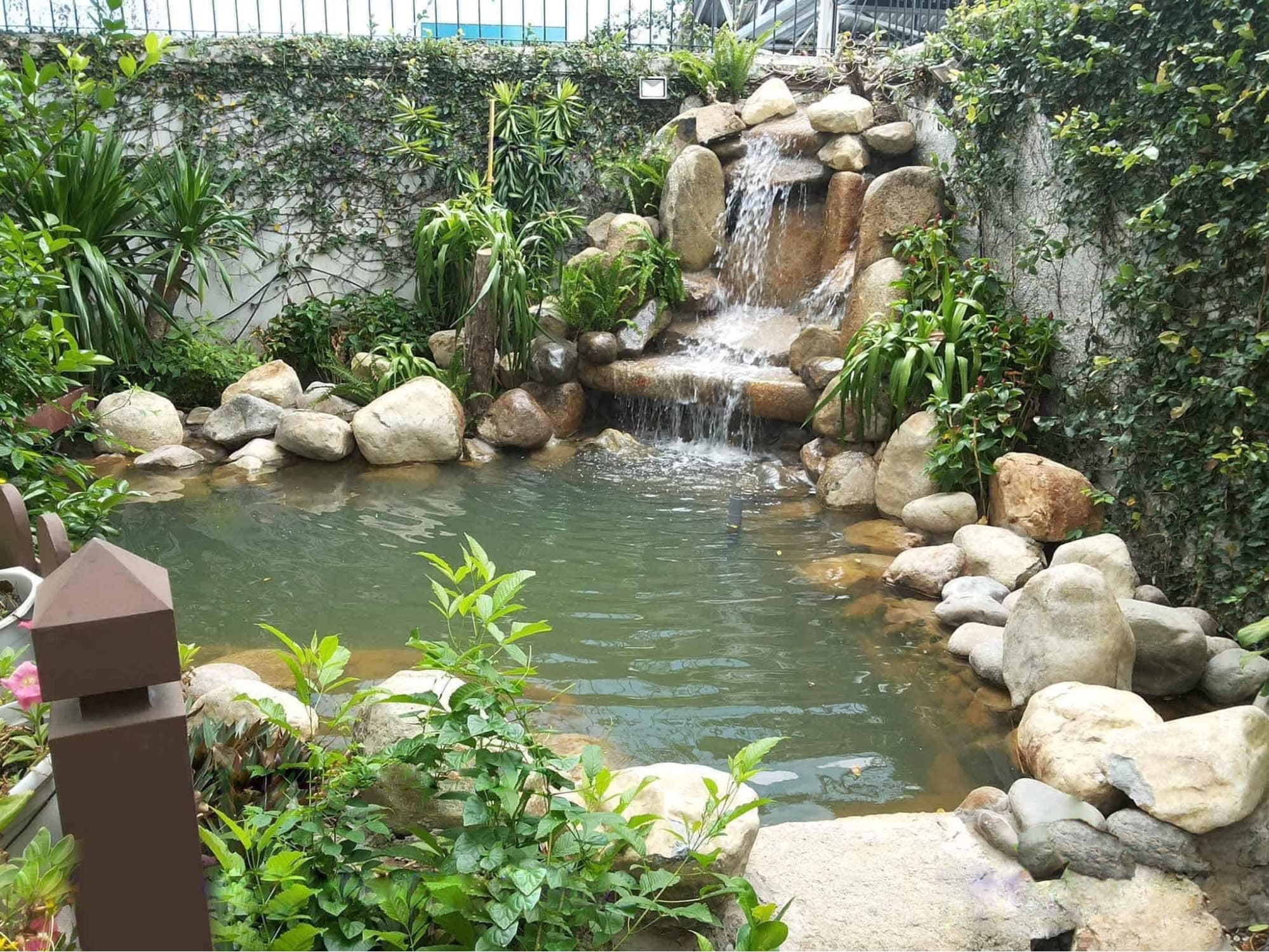 Suối nhỏ trong vườn mang đến trải nghiệm thư giãn độc đáo